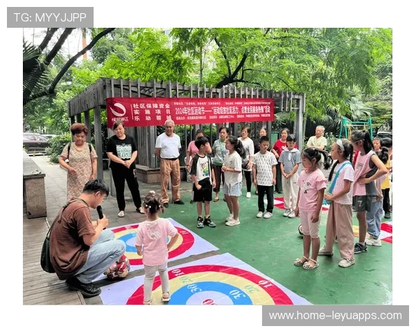 足球运动逐步融入社区生活丰富全民健身内容，社区足球文化